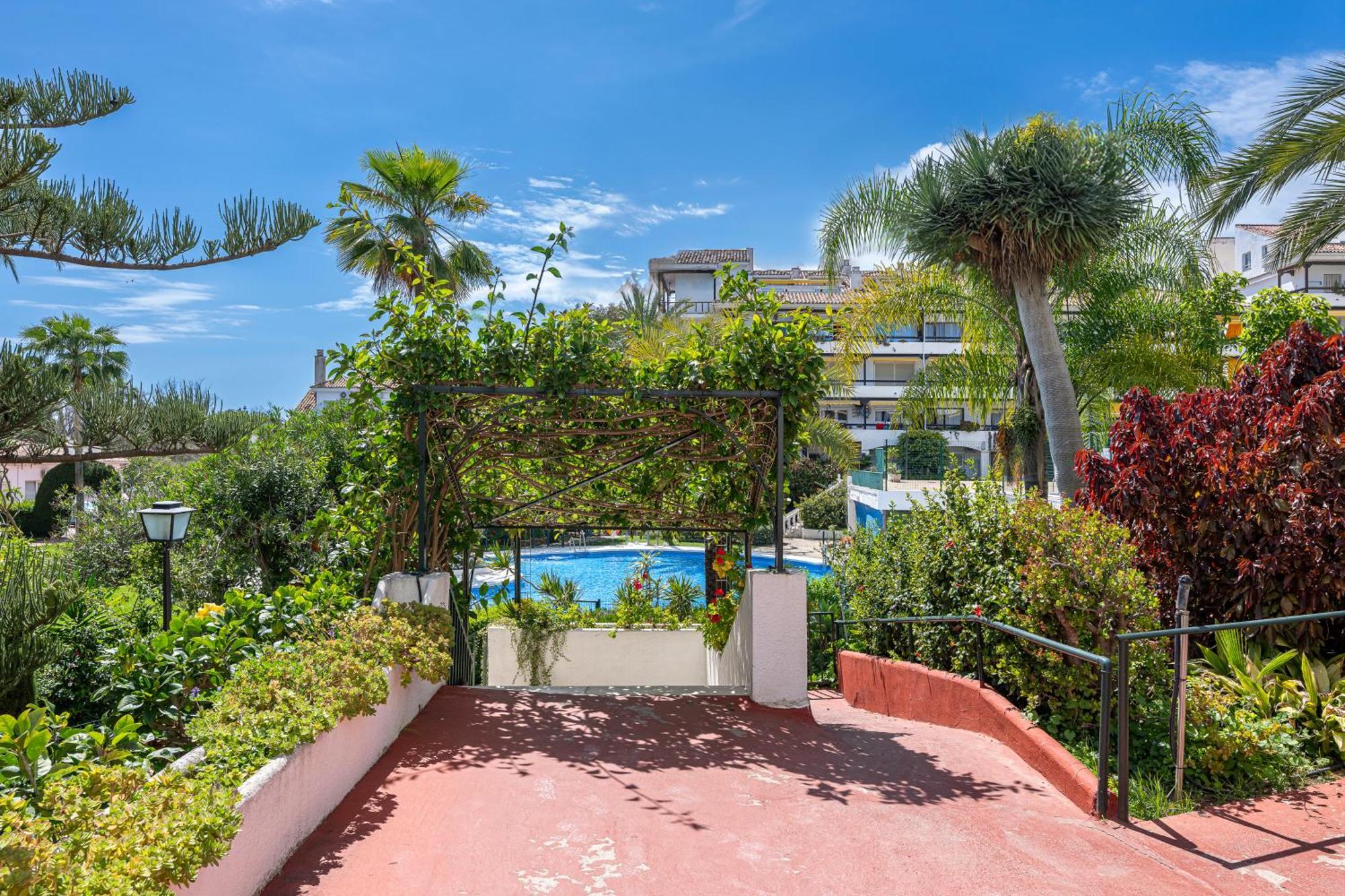With Sea Views, Pool, Parking And Tennis Court Apartemen Marbella