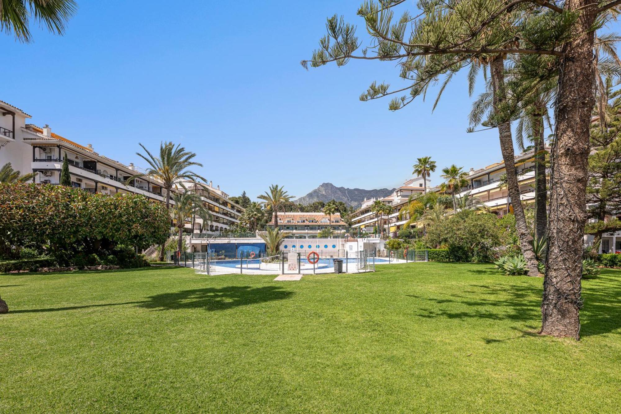 With Sea Views, Pool, Parking And Tennis Court Apartemen Marbella