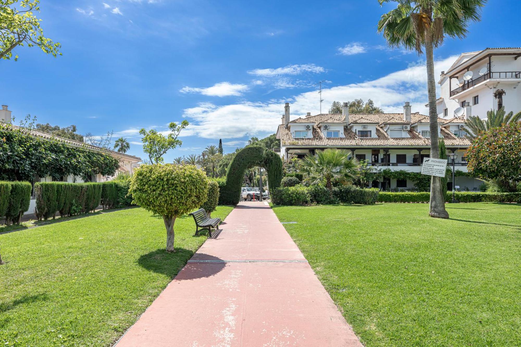 With Sea Views, Pool, Parking And Tennis Court Appartement