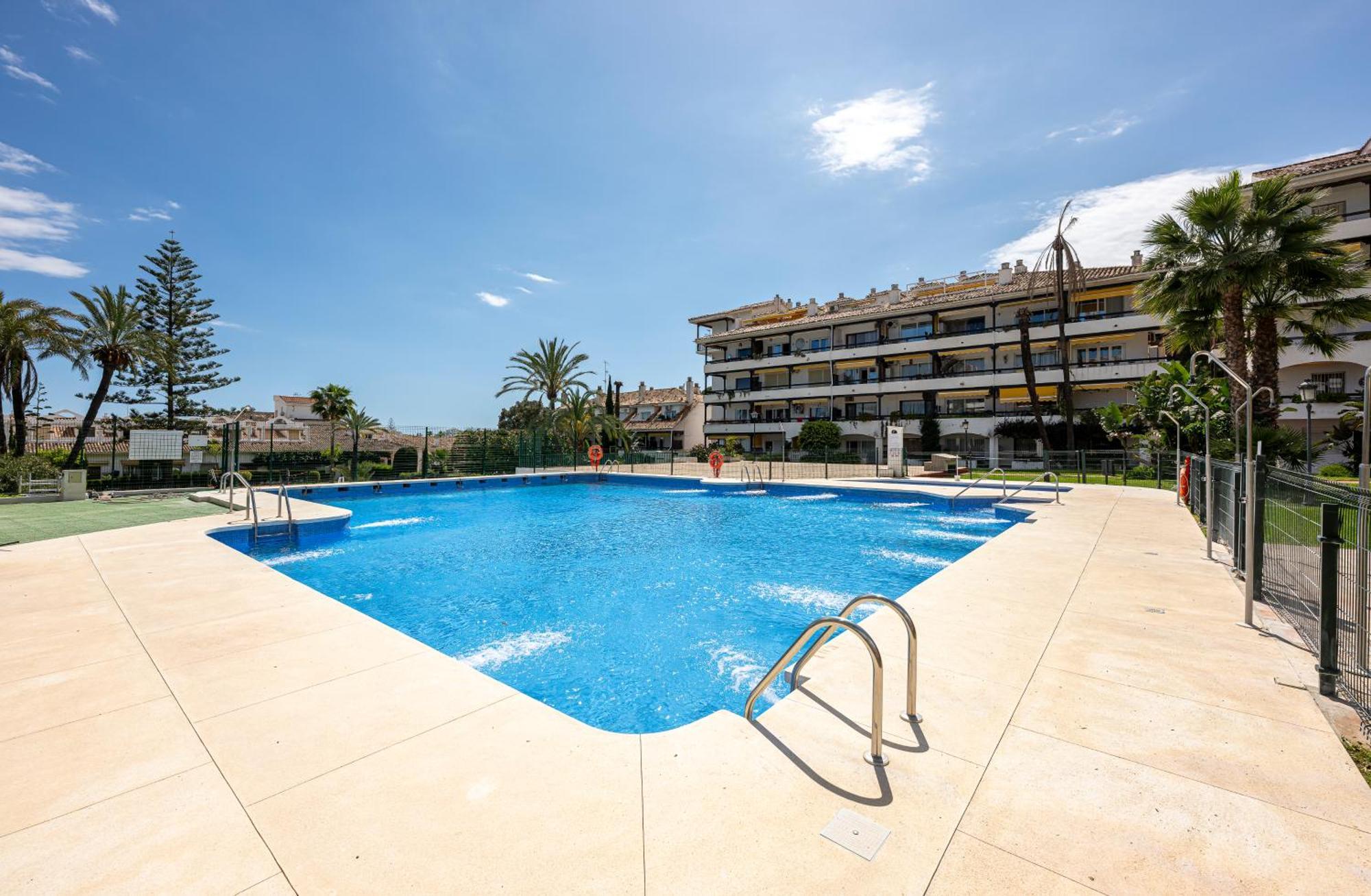 With Sea Views, Pool, Parking And Tennis Court Appartement