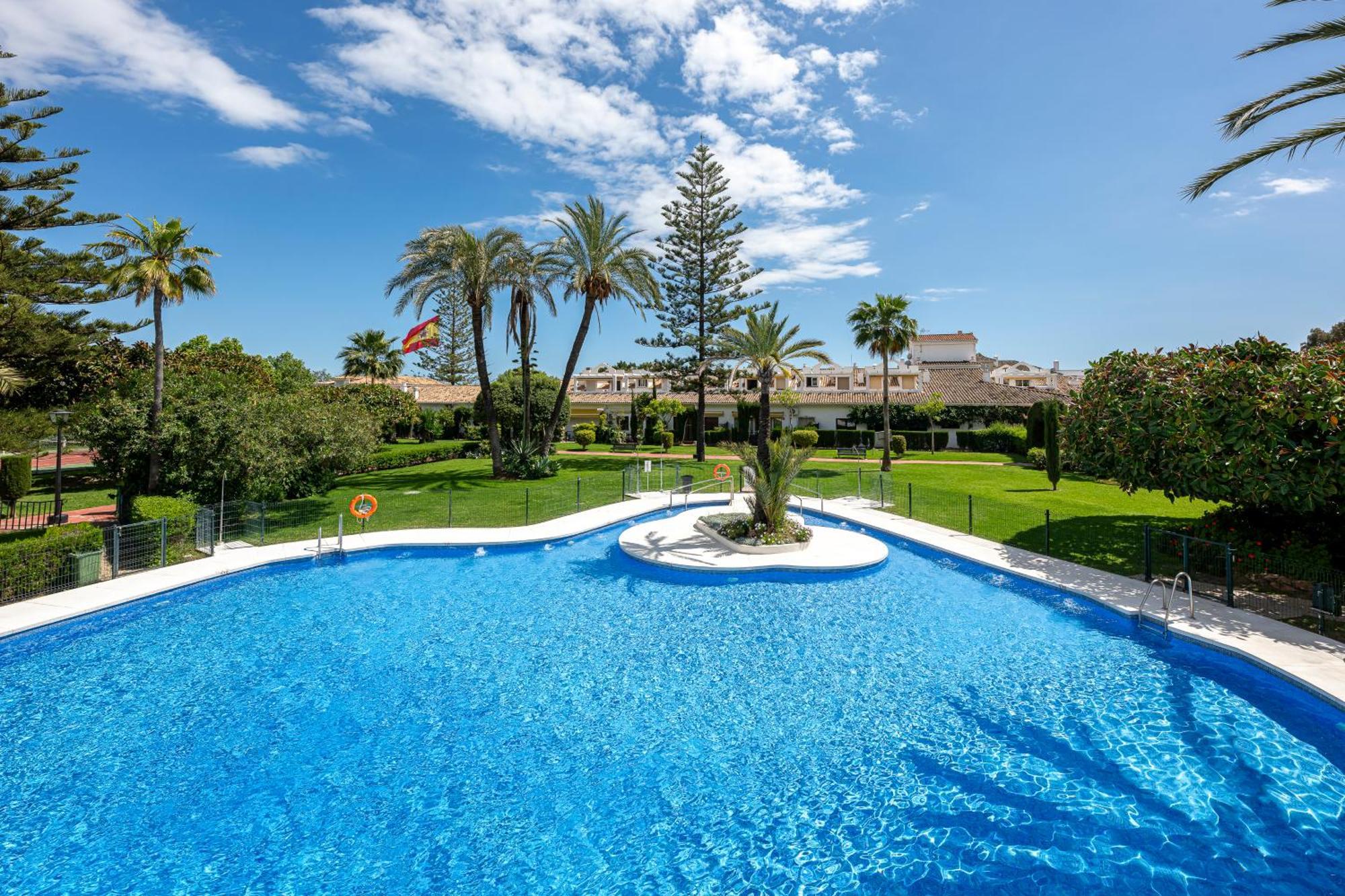With Sea Views, Pool, Parking And Tennis Court Appartement Marbella