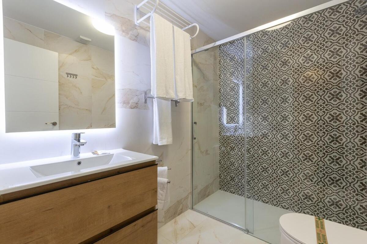 With Sea Views, Pool, Parking And Tennis Court Marbella